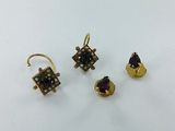 trois paires de boucles d'oreilles en or et en amethorate et une paire de boucles d'oreilles en amethorate