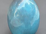 un vase bleu posé sur une table