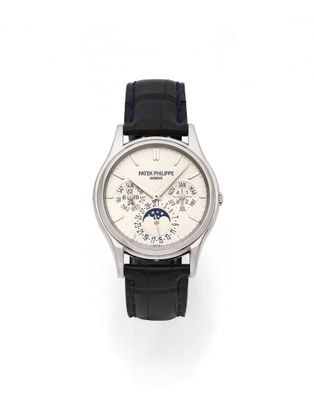 une montre blanche avec un bracelet en cuir noir et un cadran blanc