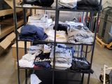 un présentoir de t-shirts et d'autres articles dans un entrepôt