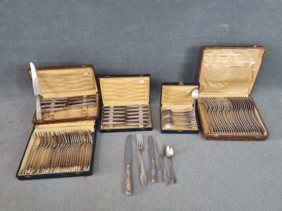 beaucoup d'argenterie dans un coffret sur une table
