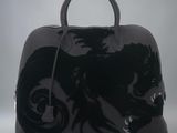 un sac à main noir orné d'une image de chat