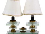 une paire de lampes de table en verre et en laiton, chacune dotée d'un abat-jour