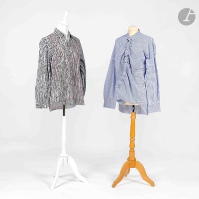 deux mannequins portant des chemises, posés sur un présentoir, et une chemise posée sur un présentoir