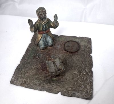 BERGMANN (attribué à). Figurine représentant un homme en pri…