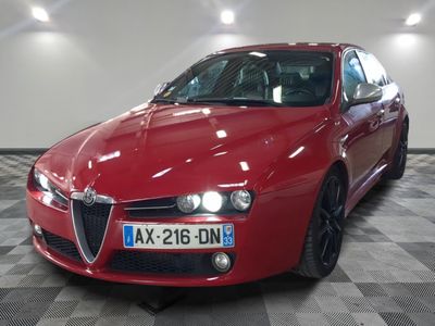 la voiture rouge est garée sur le sol en damier du garage