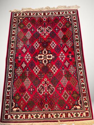 un tapis rouge et noir à motifs