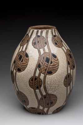 un vase dont l'intérieur est orné d'un motif