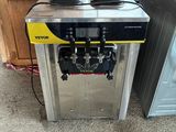 deux machines qui se trouvent l'une à côté de l'autre sur le sol