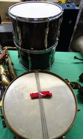 Lot d’instruments à percussion : 3 tambours