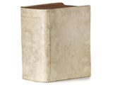un vieux livre posé sur une table blanche