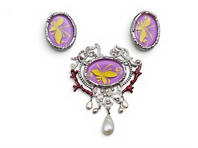 une photo d'un ensemble composé d'un collier et de boucles d'oreilles orné d'un papillon
