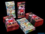 plusieurs paquets de cartes à collectionner Pokémon empilés les uns sur les autres
