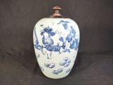 un vase bleu et blanc avec un oiseau dessus