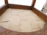 une photo d'une pièce où il y a beaucoup de tissu par terre