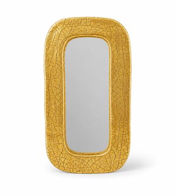 un miroir rectangulaire doré, dont la surface est craquelée, sur fond blanc