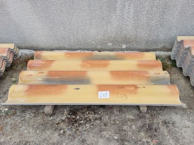 un banc en bois posé à même le sol