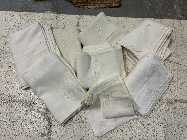 Lot de 7 draps anciens brodés et ajourés. Et 17 napperons. A nett