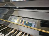 a close up of a piano with the name yamaha written on it