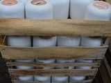 de nombreux rouleaux de papier toilette dans un panier posé sur une palette