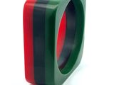 un anneau vert, rouge et noir sur un fond blanc
