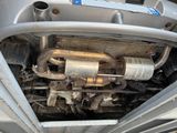 un gros plan sur le pot d'échappement d'une voiture