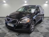Le SUV Volvo noir est garé dans une salle propre