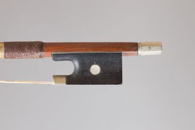 l'arc est en bois et possède une poignée marron