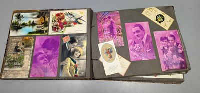 un livre avec des photos de personnes sur une table