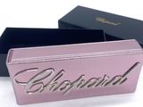 une boîte rose sur laquelle est inscrit le mot « glamour » et une boîte noire sur laquelle est inscrit le mot « glamour »