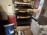 une cuisine dont les étagères regorgent de provisions