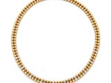 un collier en or et diamants, offert par une personne