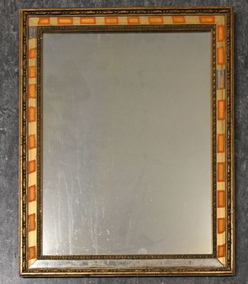 un miroir accroché au mur de la salle de bains