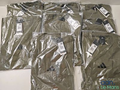 quatre chemises pour homme sont emballées dans du plastique et posées sur une table