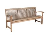 un banc en bois posé sur un fond blanc