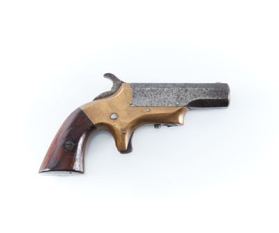un vieux revolver avec un manche en bois sur fond blanc