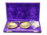 un étui en velours violet contenant une paire de lunettes