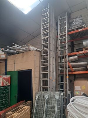 une pièce remplie de nombreuses étagères et d'une échelle
