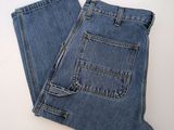 deux paires de jeans posées l'une sur l'autre sur une table