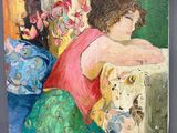 une peinture à l'huile représentant une femme assise sur un canapé à côté d'un vase