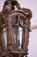Grande lanterne en bois sculpté et doré à quatre faces vitré… (photo 5)