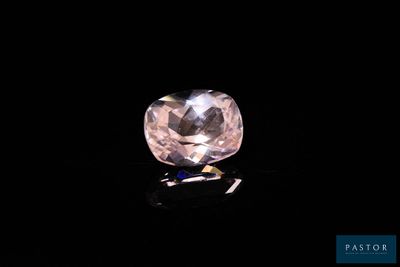 gros plan d'un diamant rose sur une surface noire