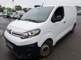 la camionnette blanche est garée dans un parking avec d'autres véhicules