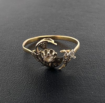 Débris de bague en or jaune et or gris 750 millièmes ornée d…