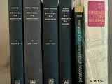 Plusieurs livres sont alignés les uns à côté des autres sur une étagère