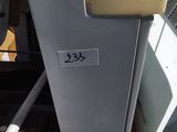 un réfrigérateur blanc posé sur une table en bois