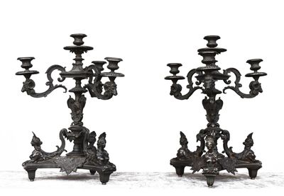 deux bougies posées sur une table
