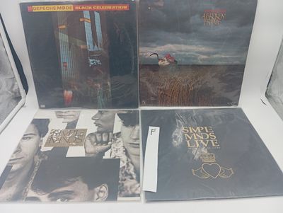 Trois vinyles sont posés sur une table blanche, accompagnés de photos en noir et blanc