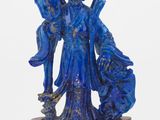une image représentant une statue bleue d'une femme tenant un enfant dans ses bras