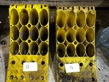 deux boîtes en plastique jaunes percées de trous, posées par terre